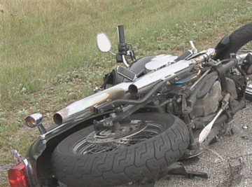 Un motociclist fără permis a „buşit” o maşină care circula regulamentar